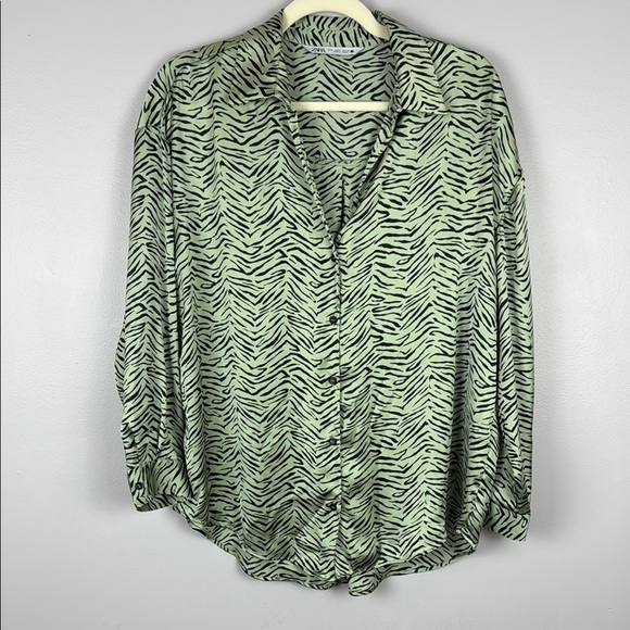 Zara Green and White Zebra Print 3/4 Sleeve Oversized Top Size Medium - Picture 2 of 10